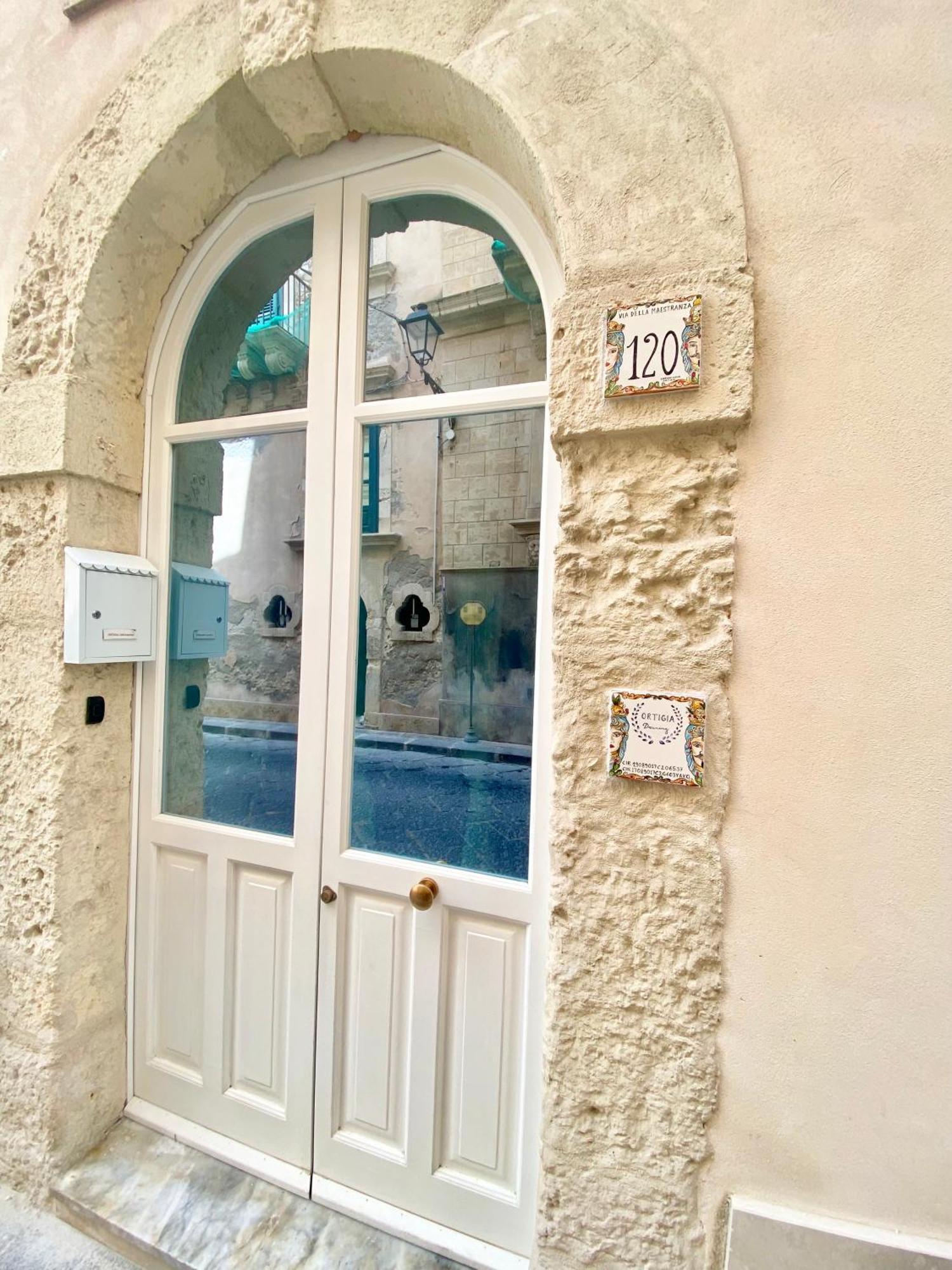 Ortigia Dreaming Apartment Syracuse Bagian luar foto